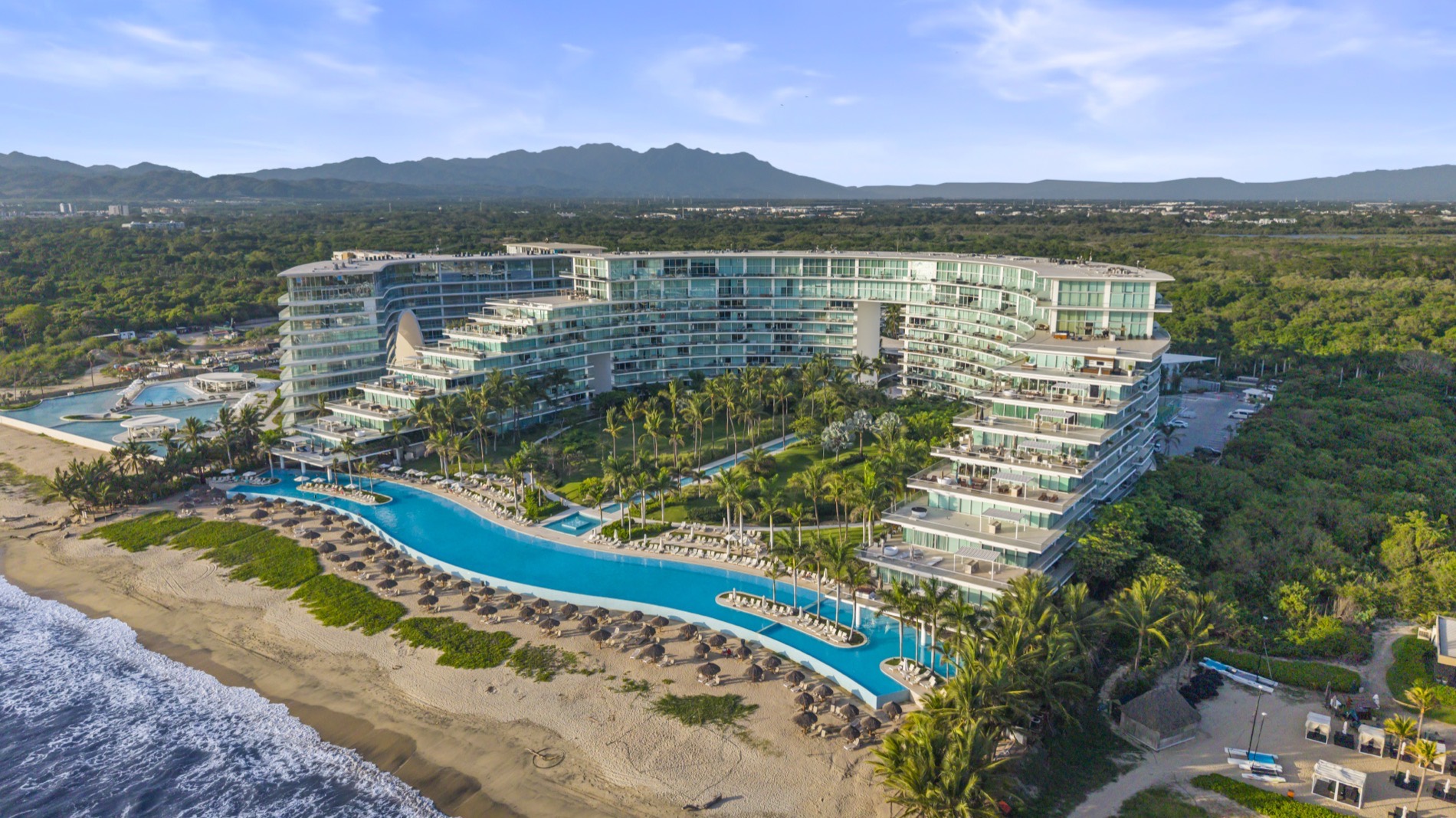 El resort y la playa de Nuevo Vallarta vistos desde el aire