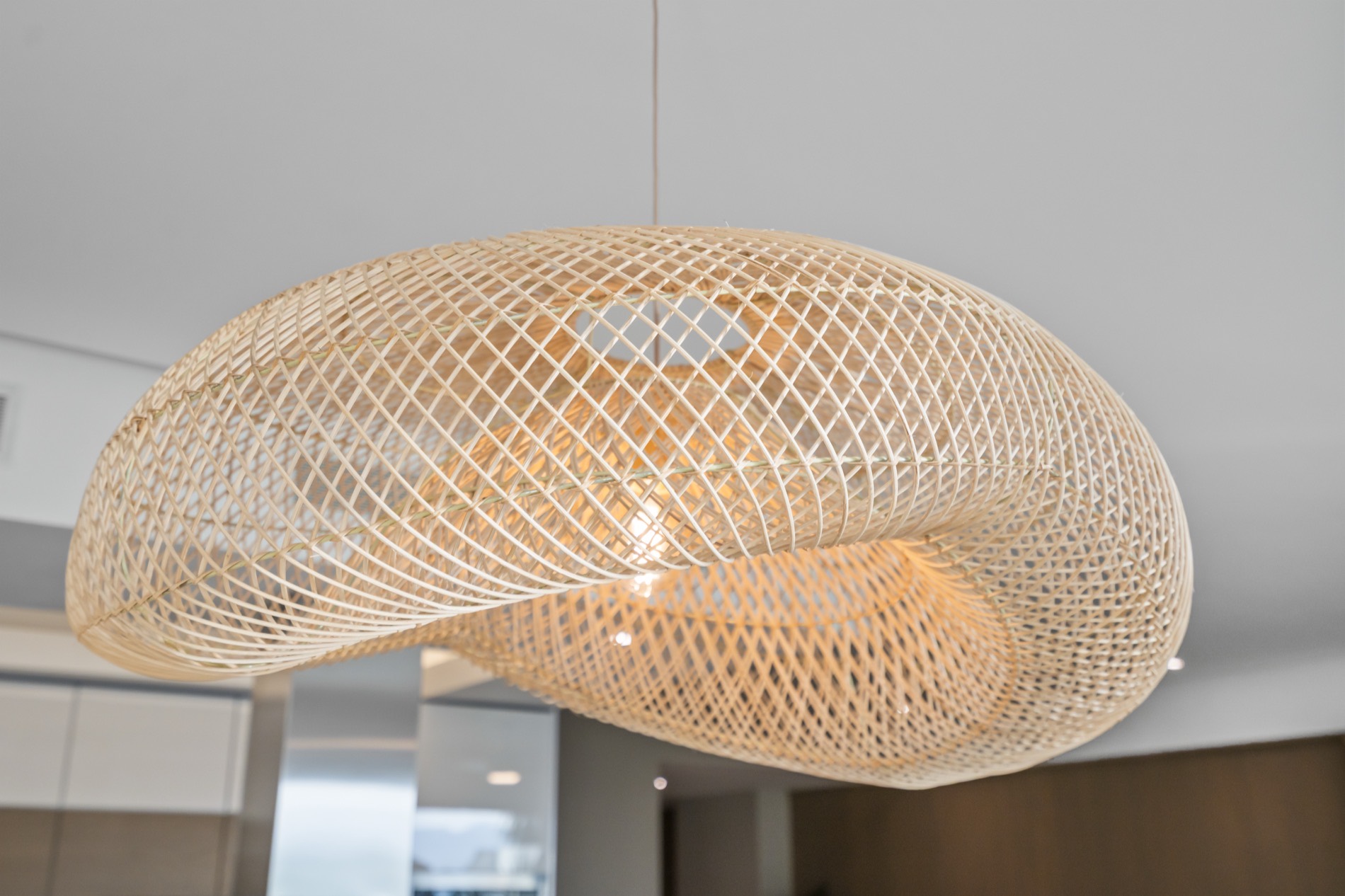 Lámpara de fibra natural sobre el comedor