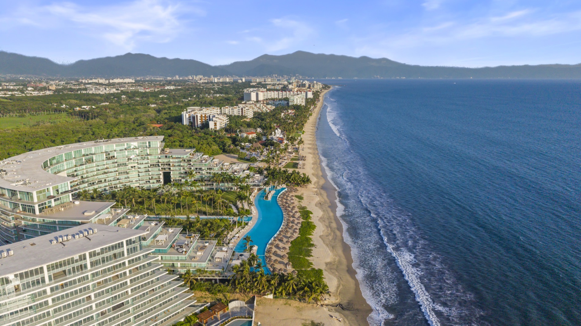La bahía de Nuevo Vallarta y su larga curva de playa vista desde el aire